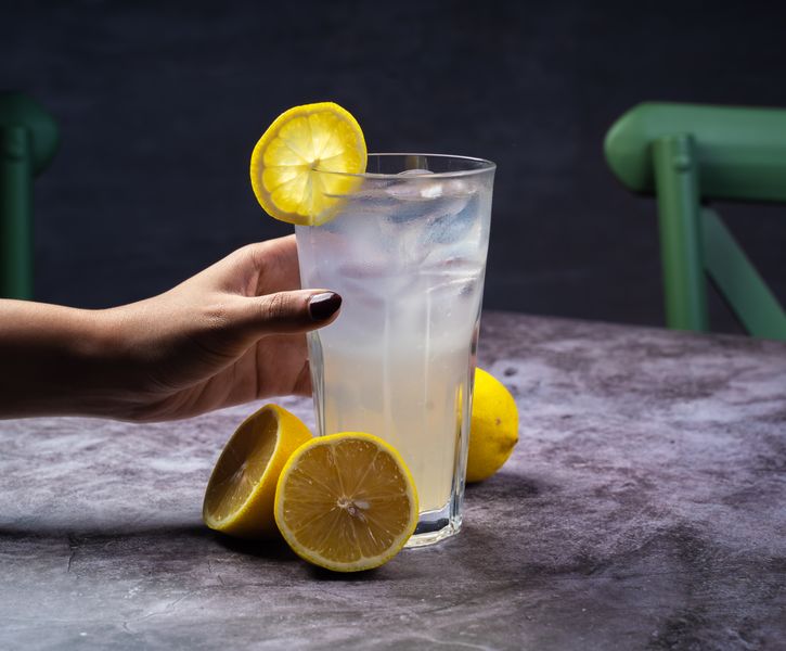 Chopt fresh lemonade with mint